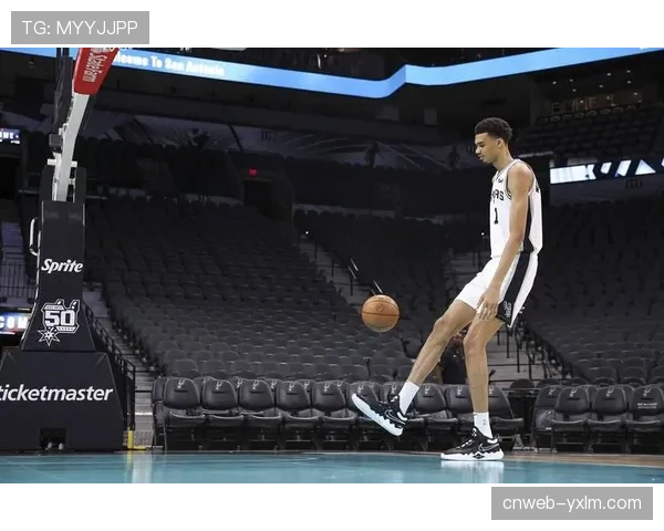 文班亚马封盖后振臂高呼，马刺替补席沸腾庆祝10连胜